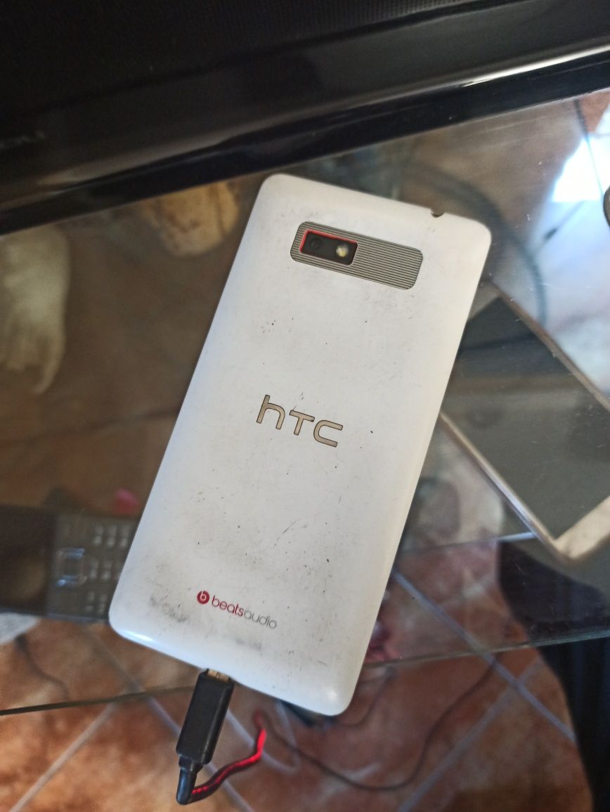 Продам смартфон HTC робочий, акаммулятор слабий