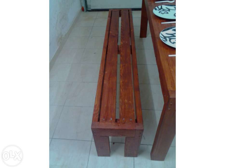 Conjunto de mesa e bancos