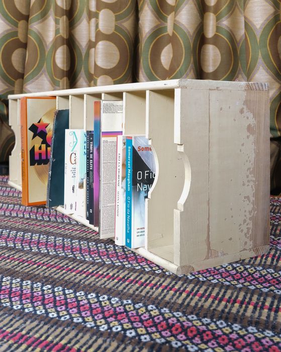 Estante de parede antiga em madeira