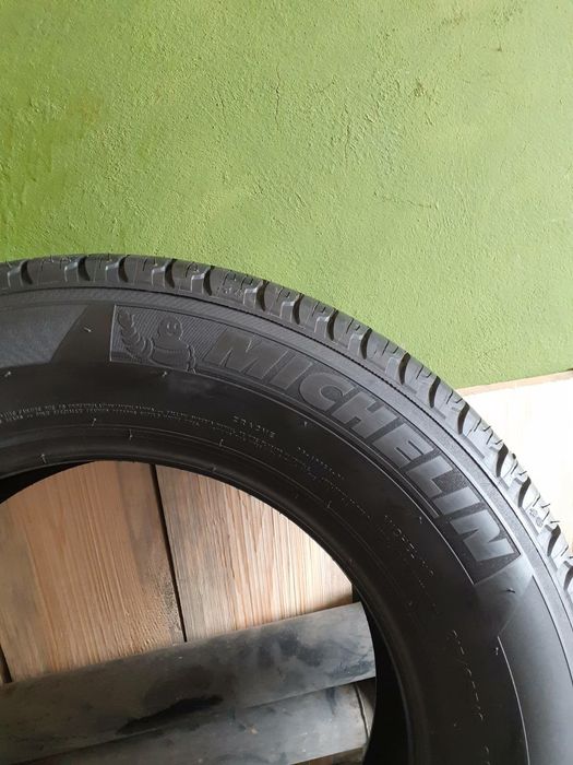 Продам новую резину Michelin 215/65R16 . 4000гр.