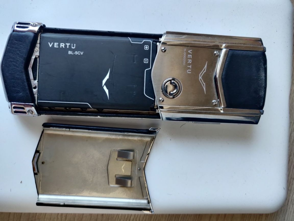Телефон  Vertu Signature