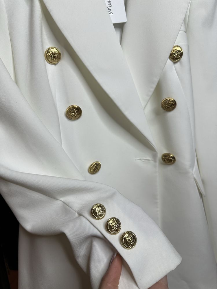 Белый пиджак с золотыми пуговицами под Balmain