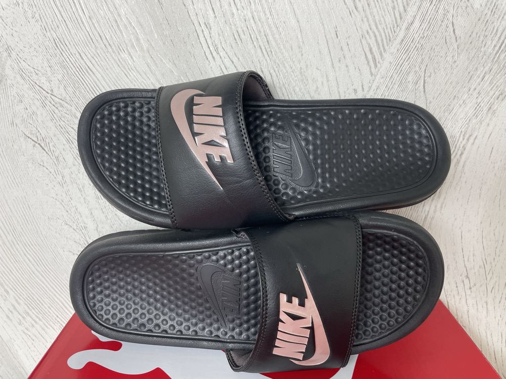 Продам женские тапочки Nike Benassi