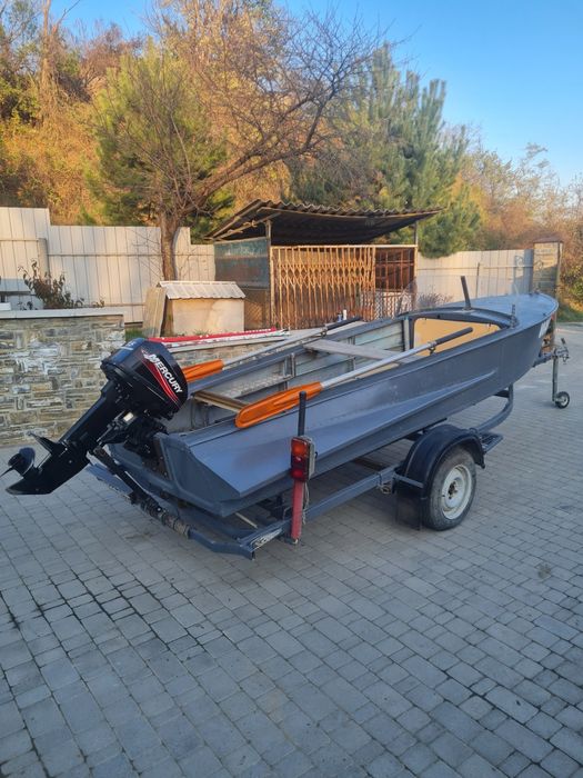 Лодка човен Южанка з мотором Меркурі і лафетом