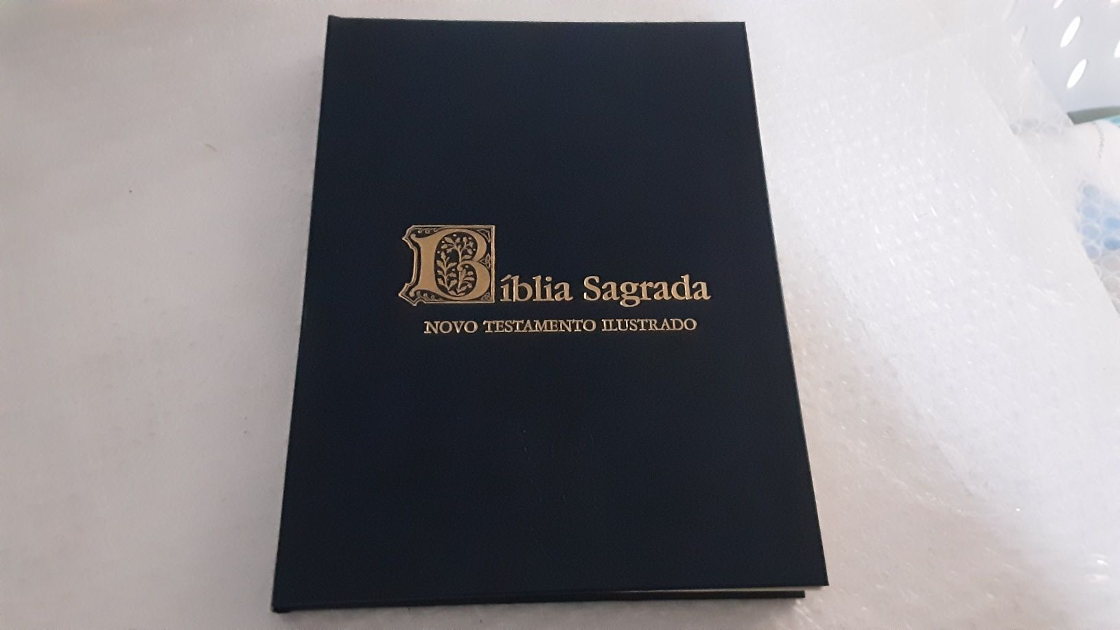 Biblia sagrada capa preta com as letras em dourado