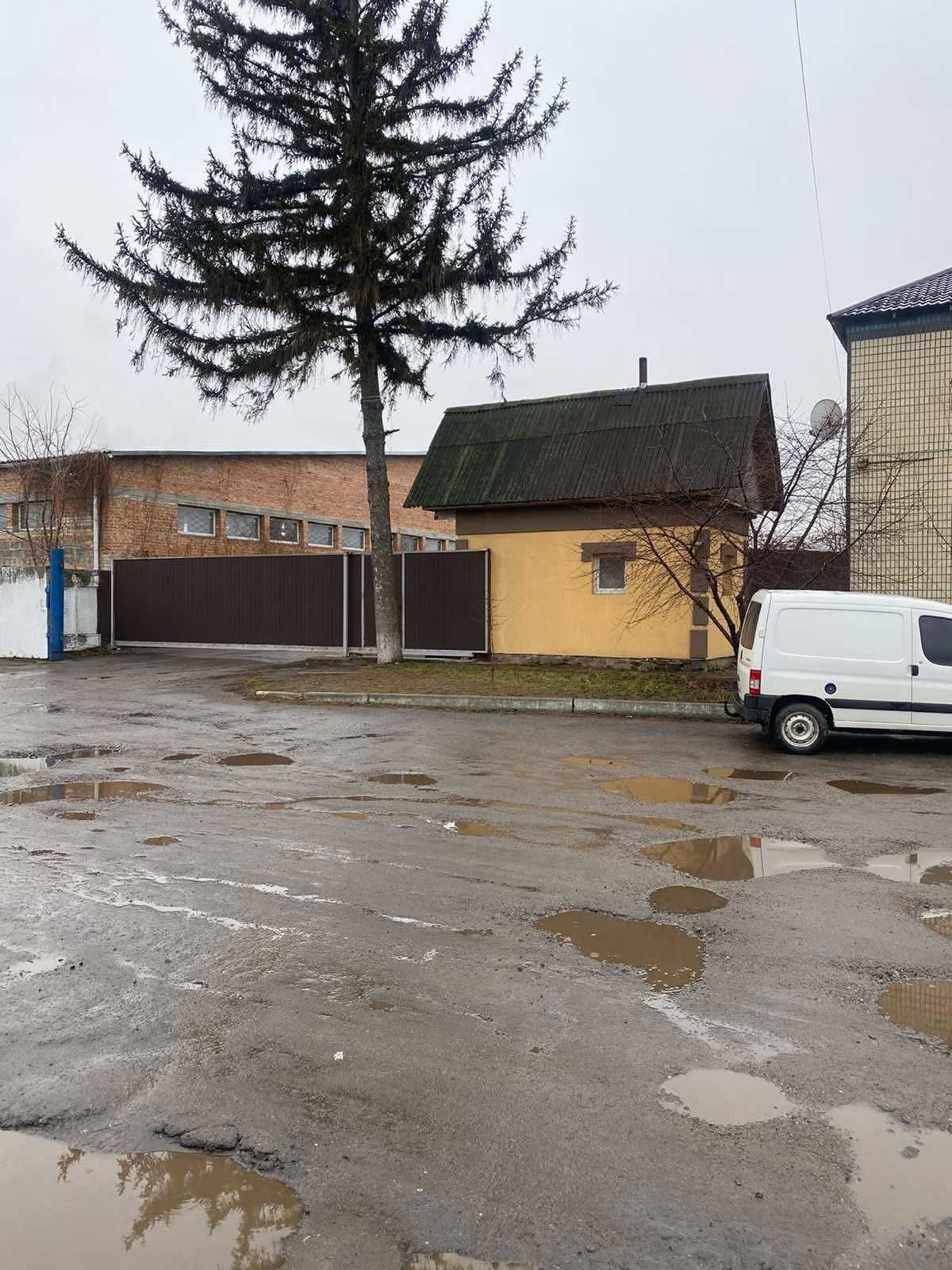 База 5000м і 1,6 га землі