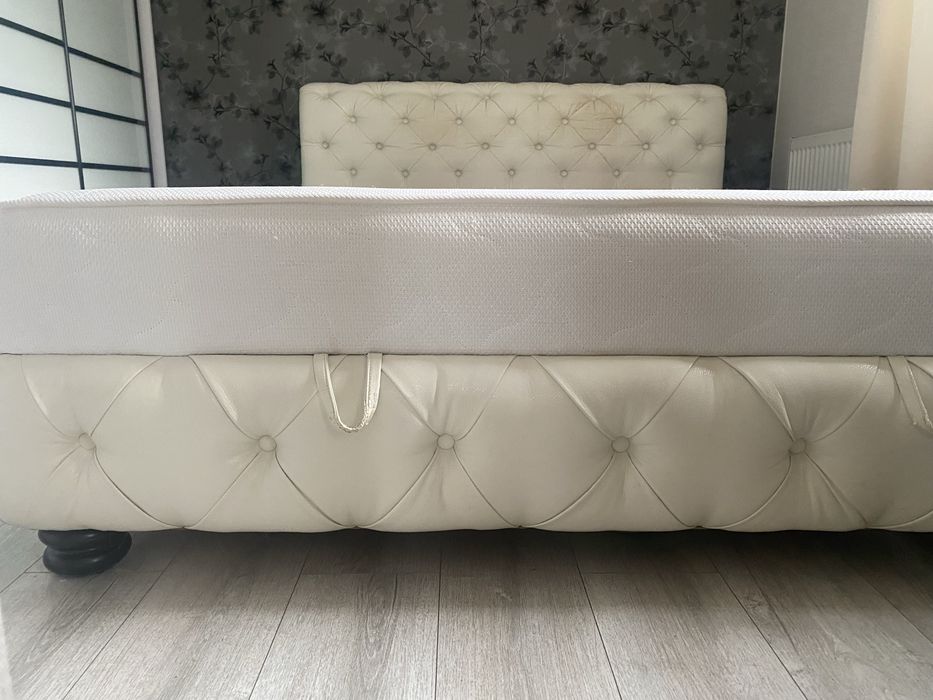 Ліжко двоспальне розміром 165 на 215