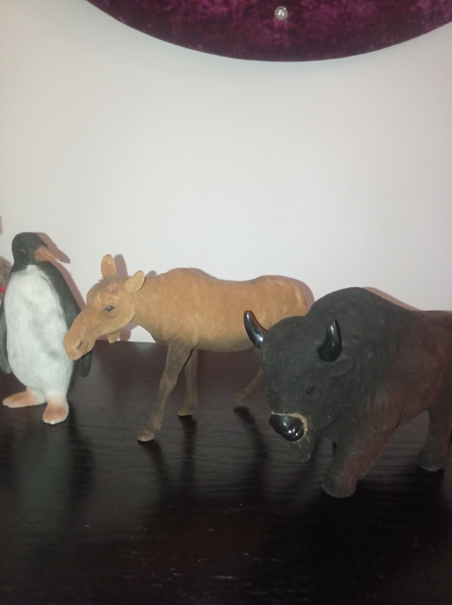 3 estatuetas de animais