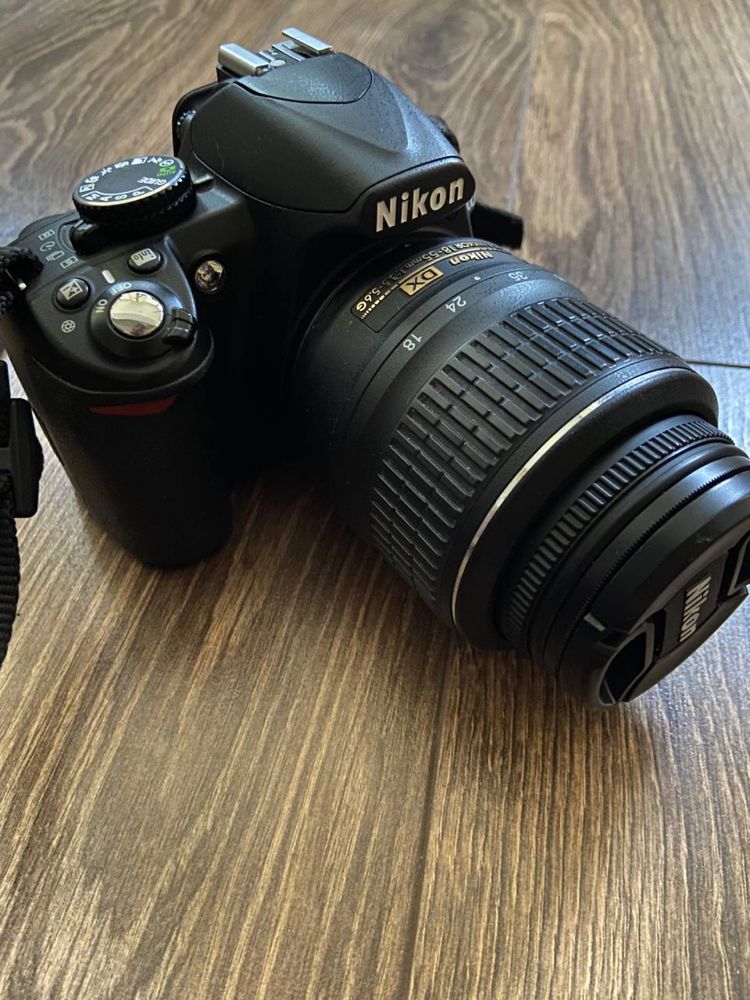 Дзеркальний фотоапарат Nikon D3100, AF-S Nikkor 55-200 mm, спалах