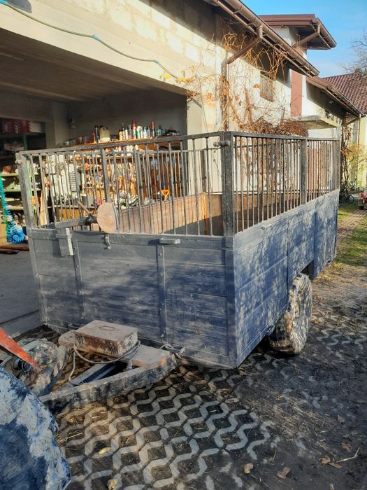 Przyczepka, dwukółka do traktora.