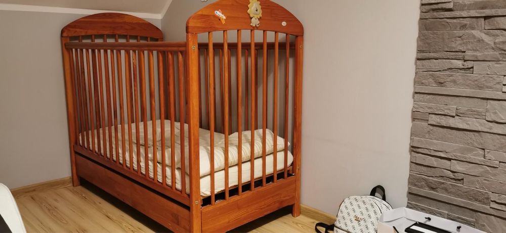 Łóżeczko dziecięce z szufladą firmy Drewex