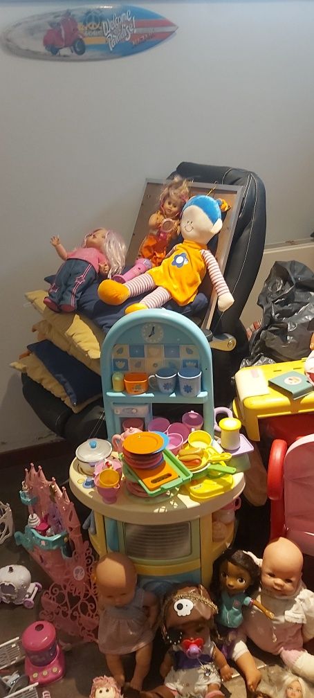 Brinquedos e acessórios, vestuário para crianças