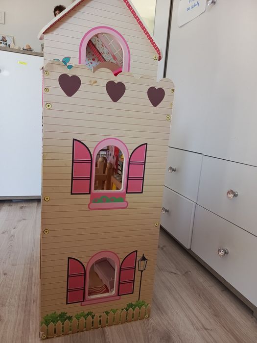 Drewniany duży domek dla lalek