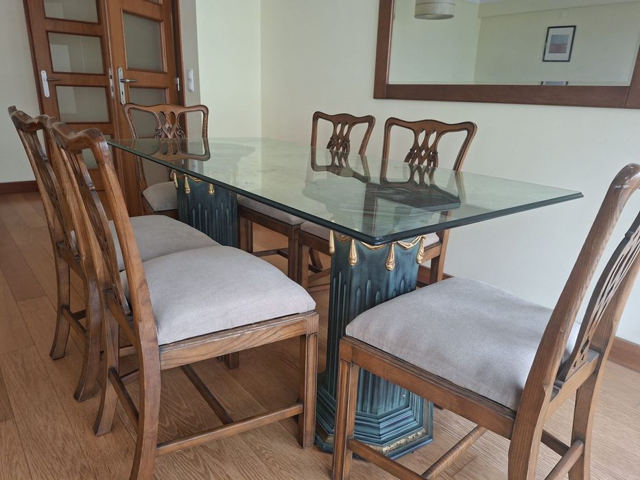 Vendo sala de jantar completa com pequenos sinais de uso