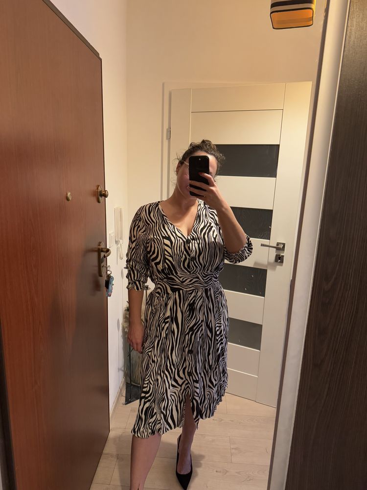 Sukienka wzorzysta elegancka midi zwierzęcy wzór guziki zebra zeberka