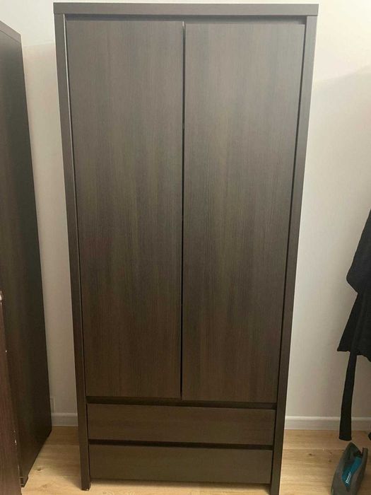 Zestaw mebli do sypialni / pokoju szafa, słupek i komoda ciemne drewno