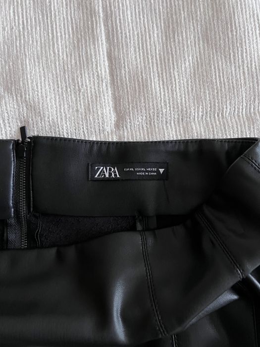 Saia curta efeito pele, Zara