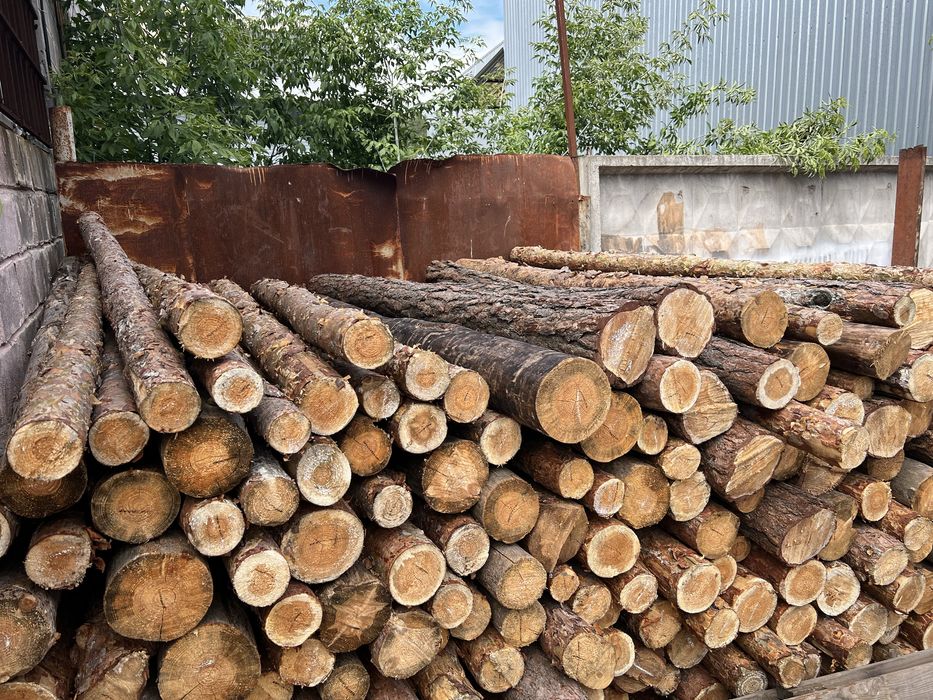 Підтоварник сосновий , стовпчик для будівельного паркану .