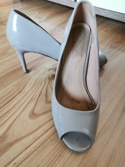 Szare szpilki lakierki