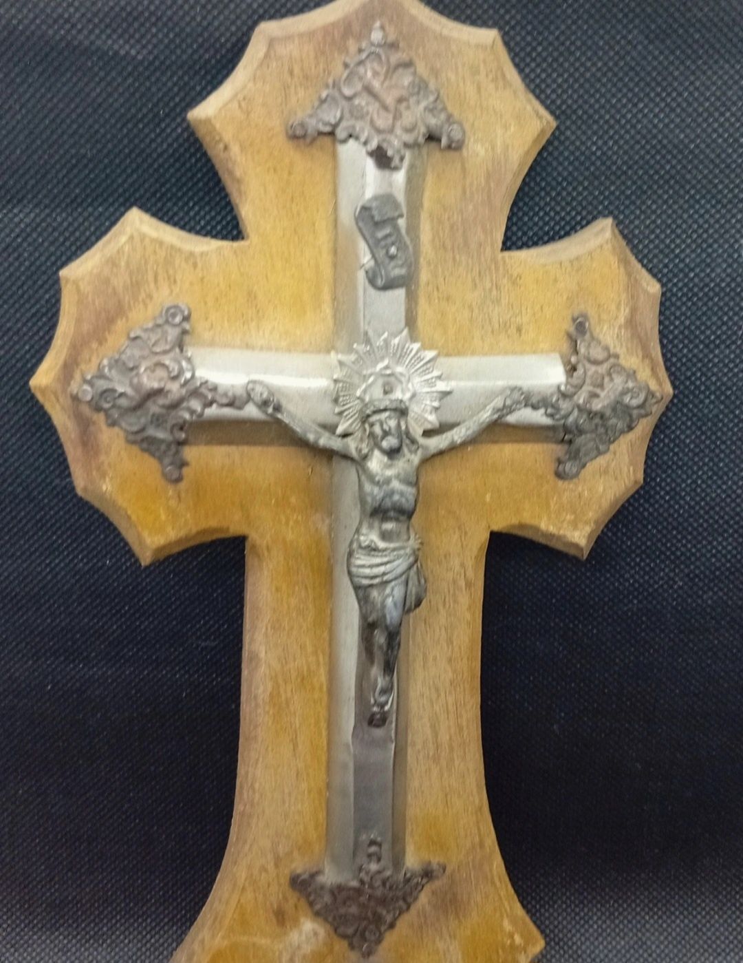 Crucifixo antigo de água benta em madeira e metal