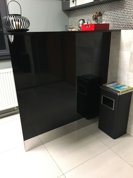 Recepcja blat i wiszace zamykane szuflady