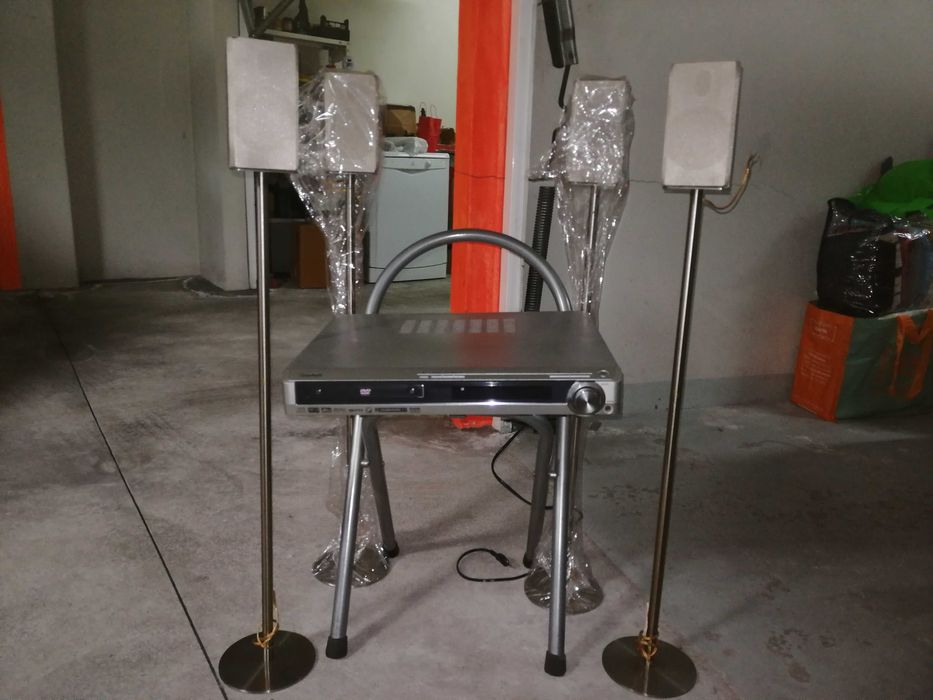 Subwoofer Sanyo com 6 colunas.