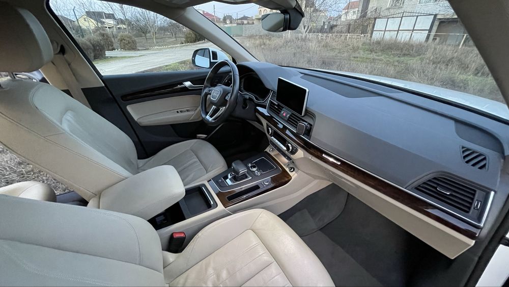 Audi Q5 2018 бензин 2.0 Premium Plus