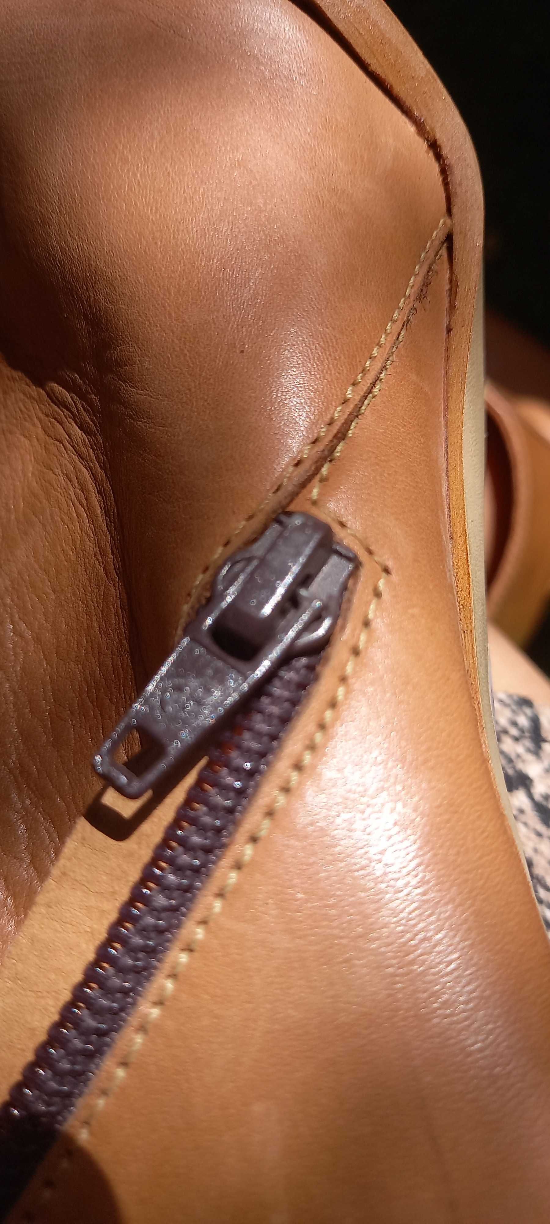 Botas em Pele  cano e salto Alto tamanho 37