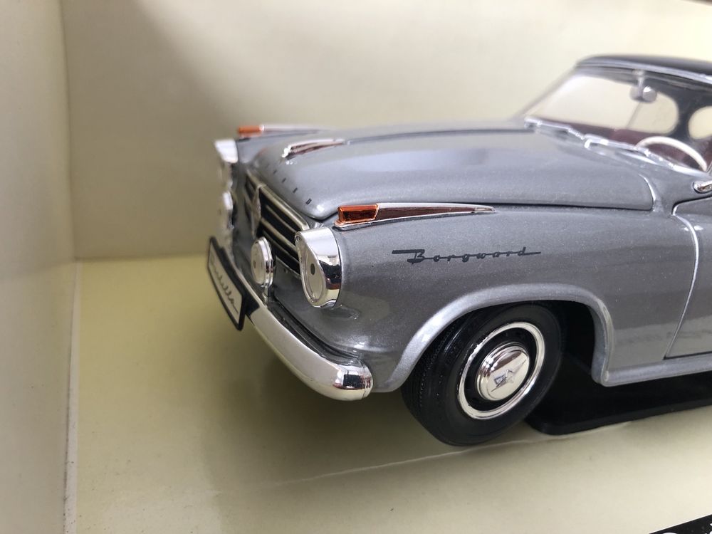 Model Borgward Isabella 1/18 Revell srebrny