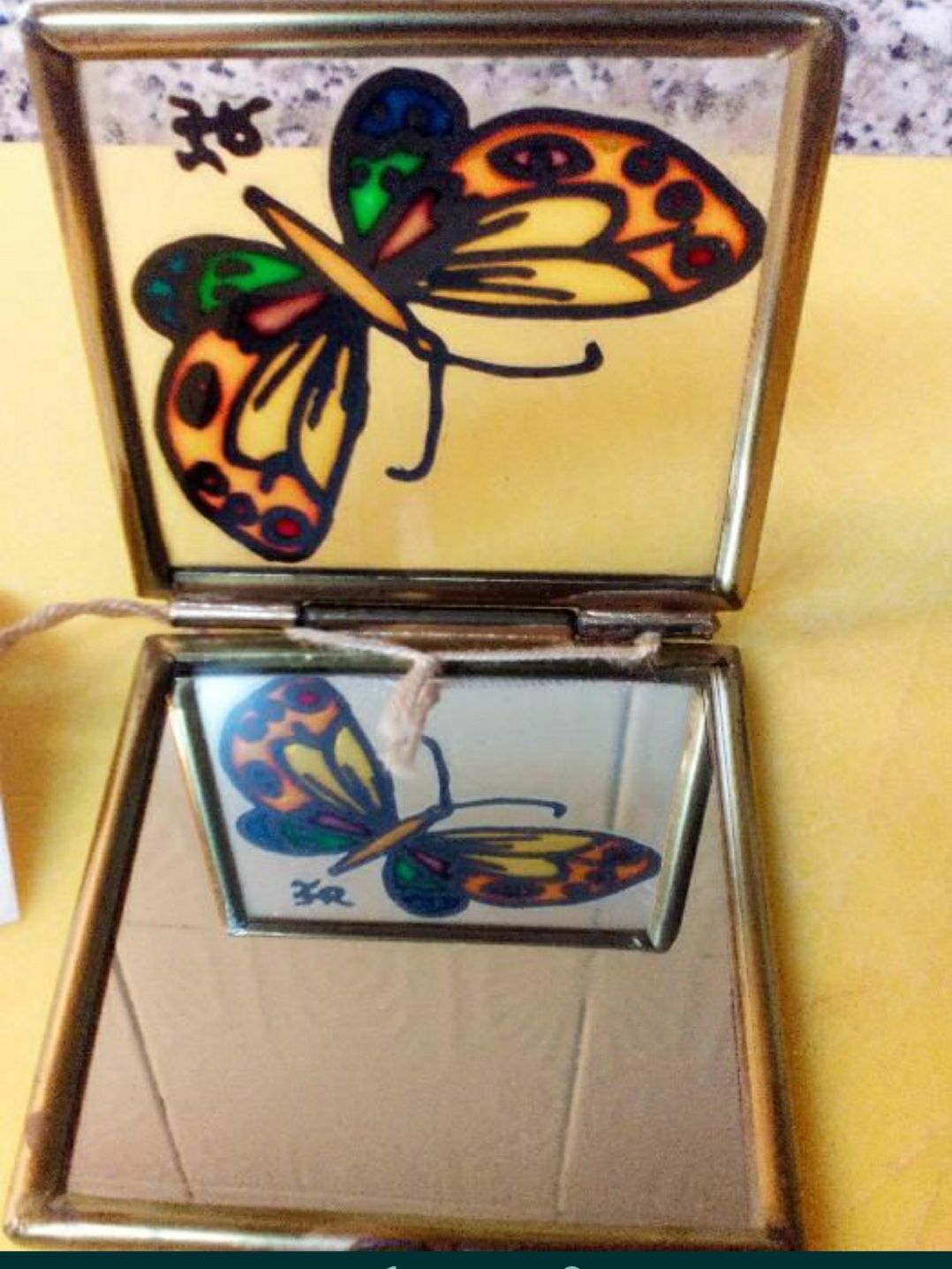 Espelho com borboleta.