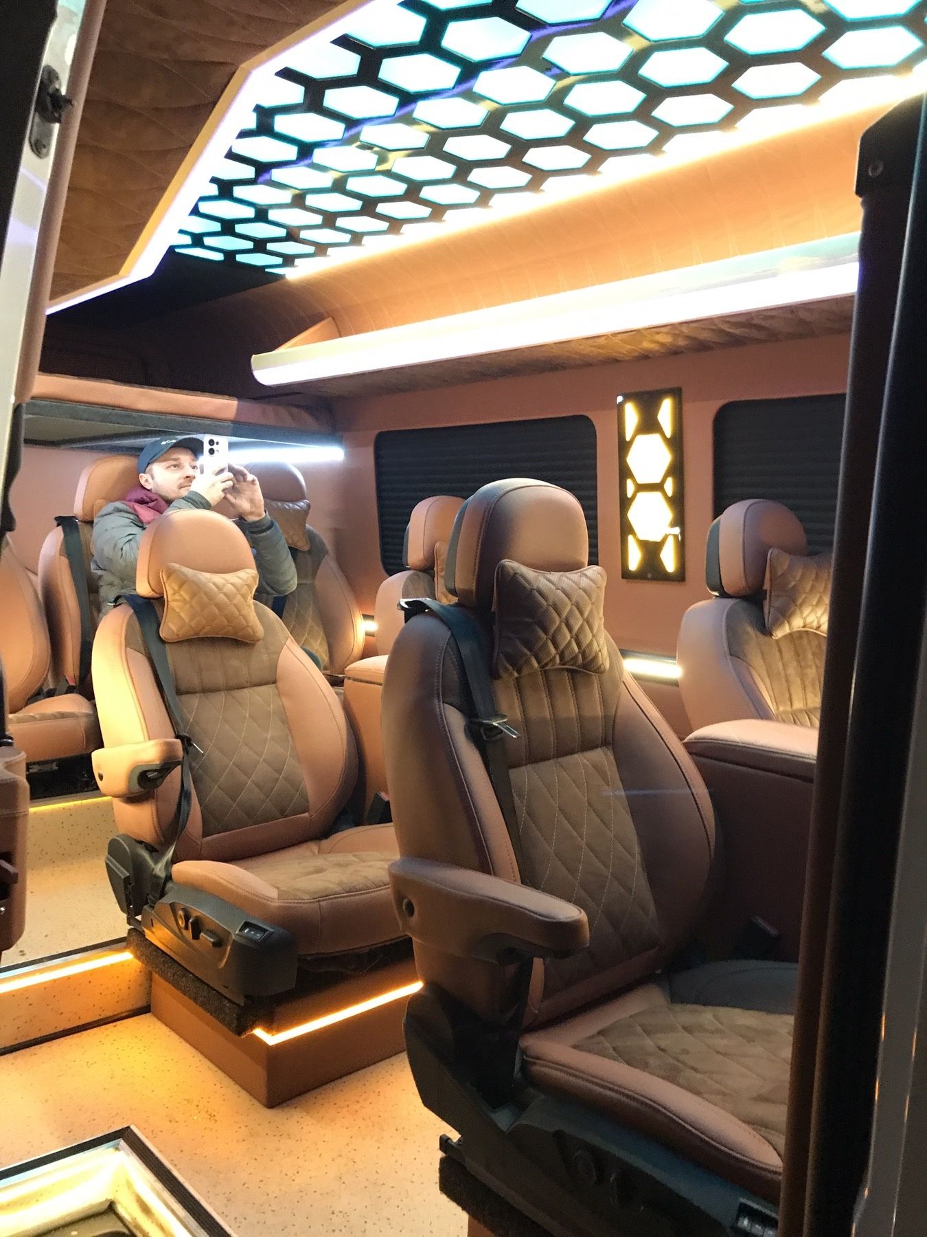 Перетяжка сидений, салона легковых и грузовых авто. 
Реставрация