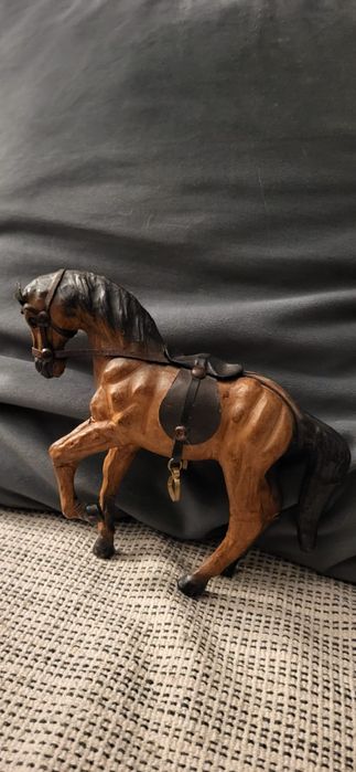 Figurka konia, drewno skóra