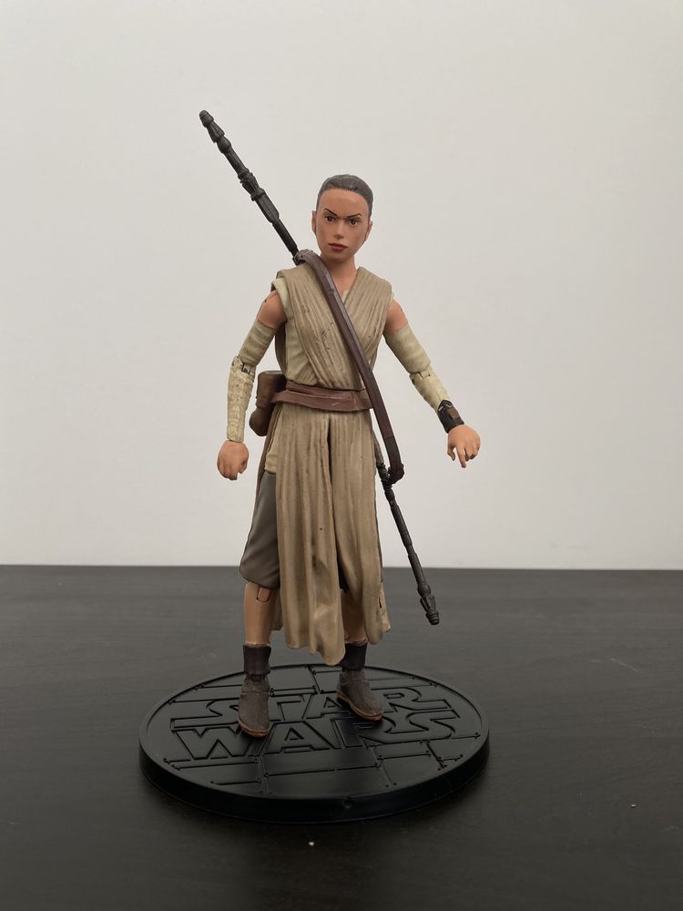 Rey - Star Wars - Action Figure 17cm (com base e acessório)