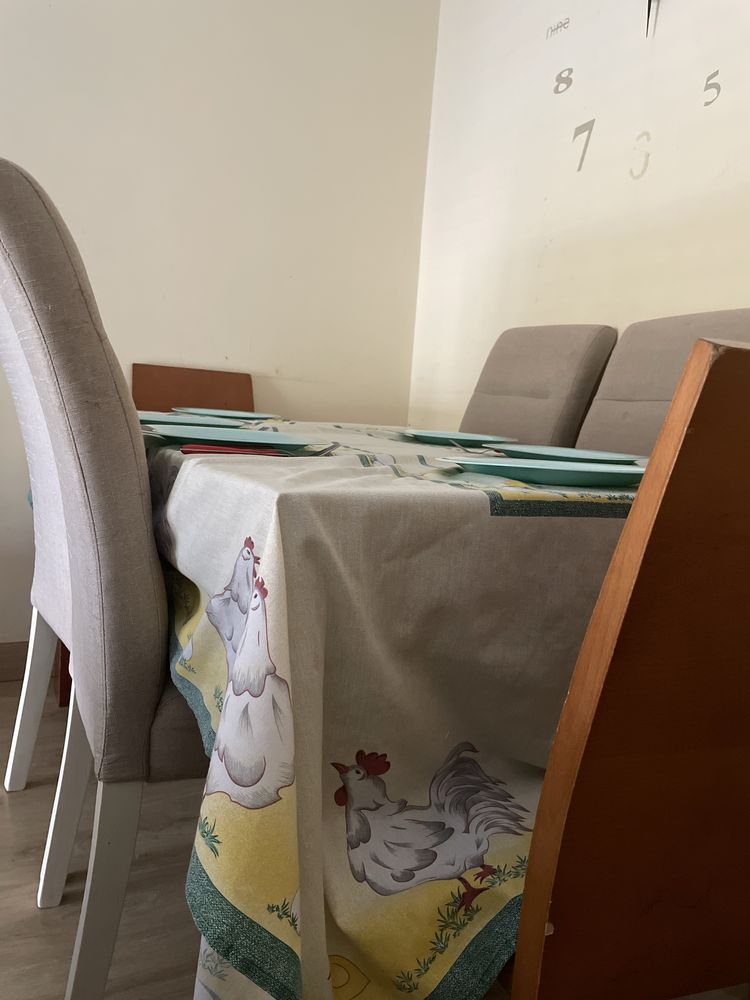 Mesa de vidro estensora e cadeiras