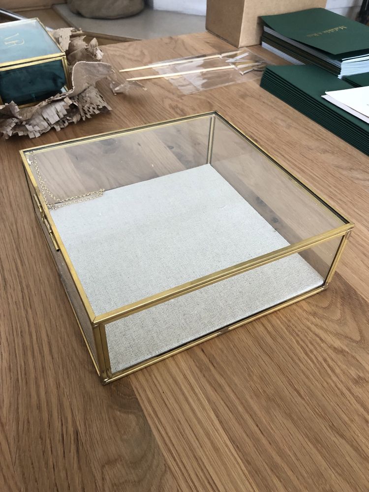 Caixa de vidro dourada