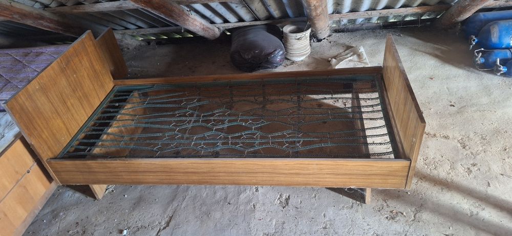 Три ліжка, ліжко