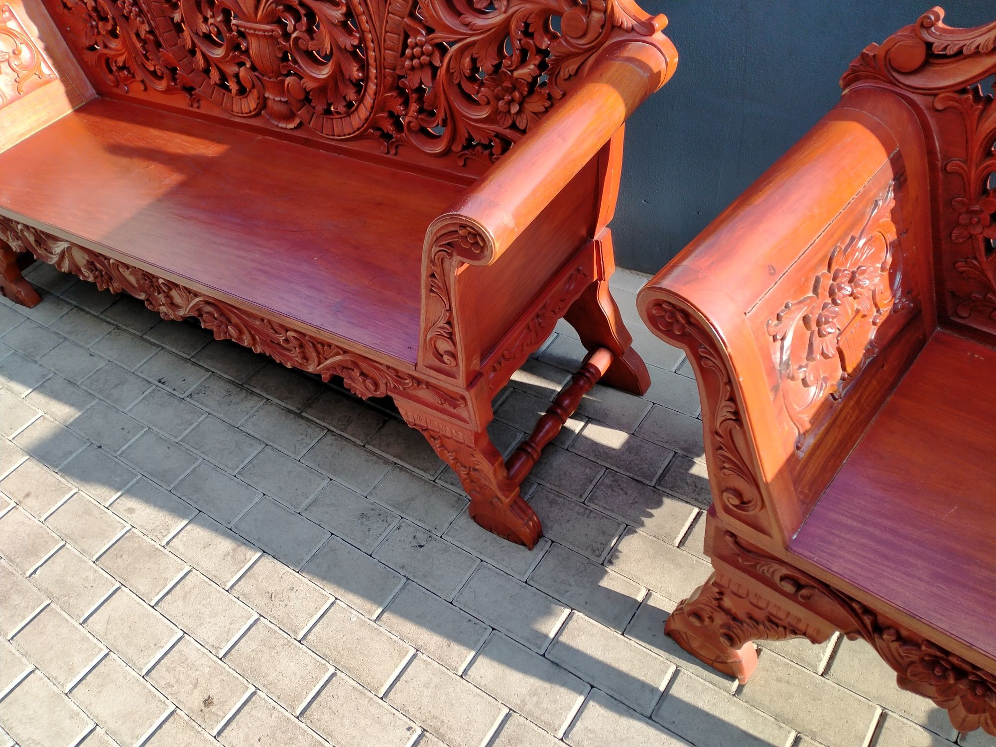 Stylowa rzeźbiona ławka z fotelami