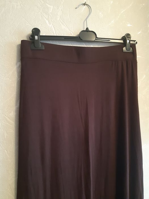 Трикотажна спідниця шоколадного кольору.