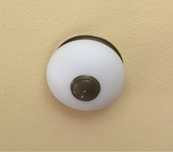Lampa sufitowa z bialym kloszem