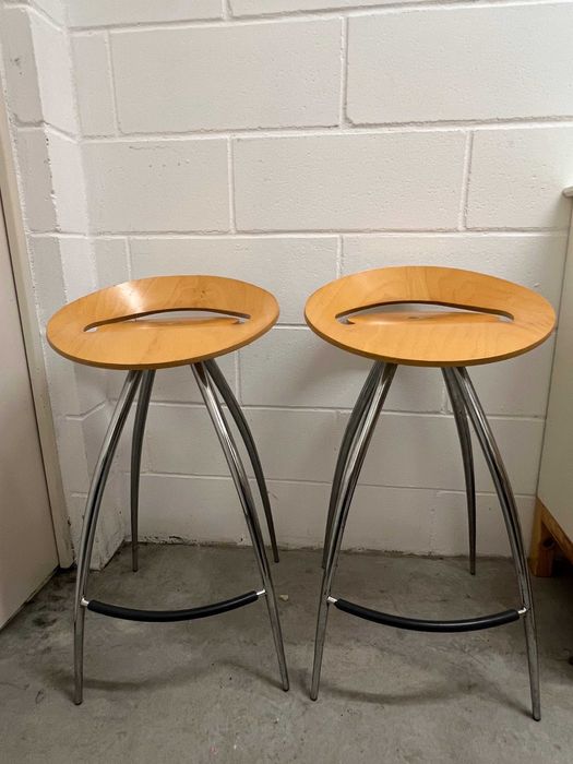 Conjunto de 2 Bancos Altos de Design Moderno - Madeira e Metal