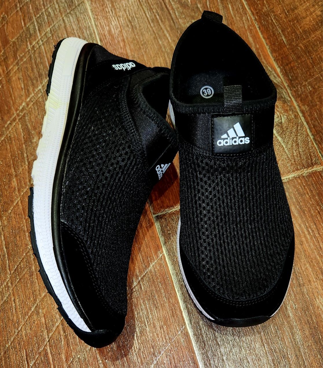 Продам   мокасины   adidas.    Не.   подошёл  размер.  Носила  один  р