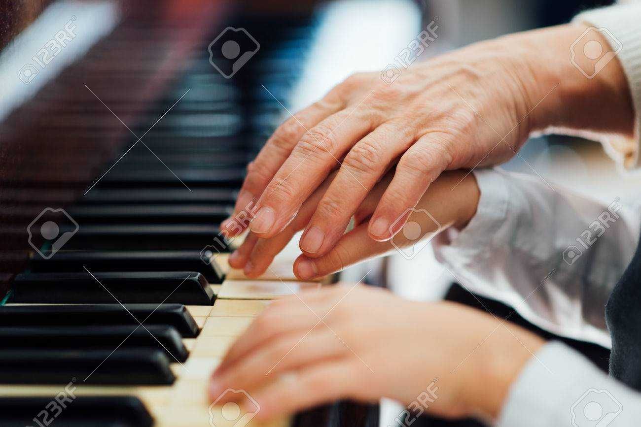 Уроки гри на : синтезаторі,акордеоні, баяні,фортепіано,сопілці,вокал.