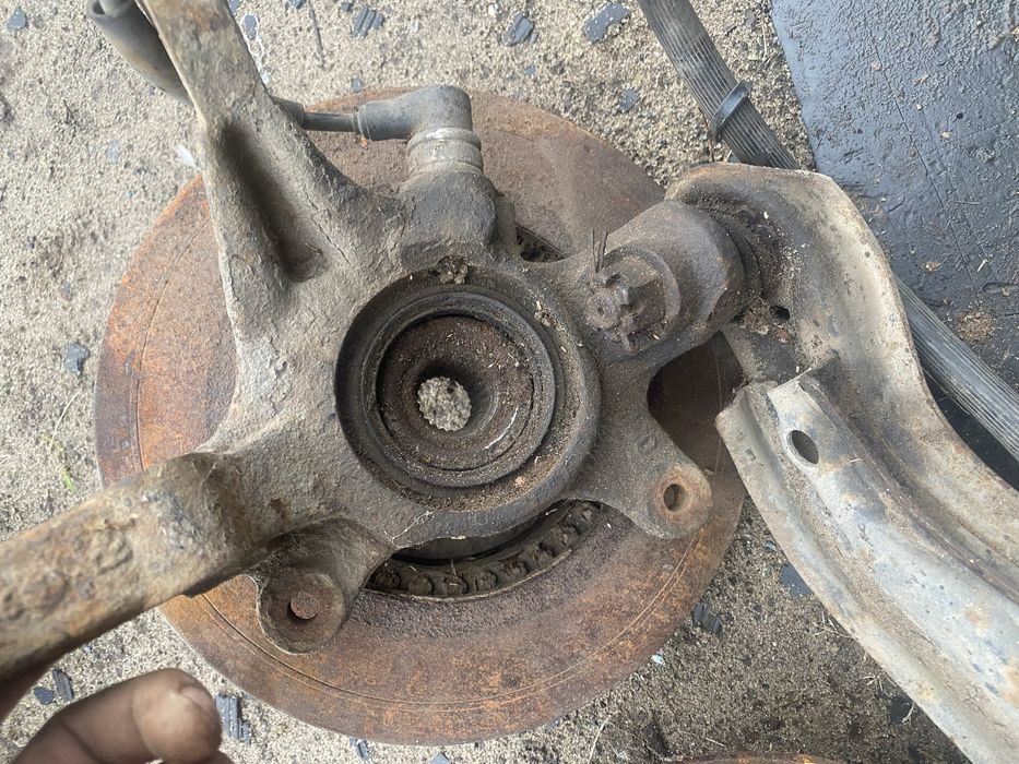 Рычаги с кулаками и дисками Nissan Almera