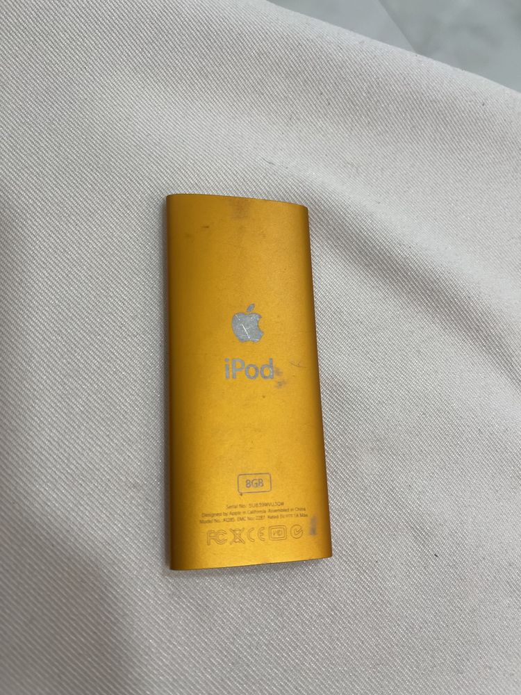 Apple iPod 8GB Яркий