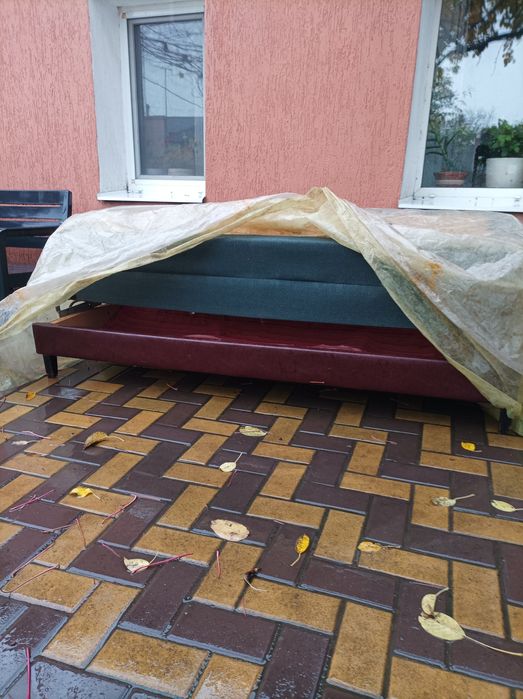 Віддам старий диван безкоштовно.