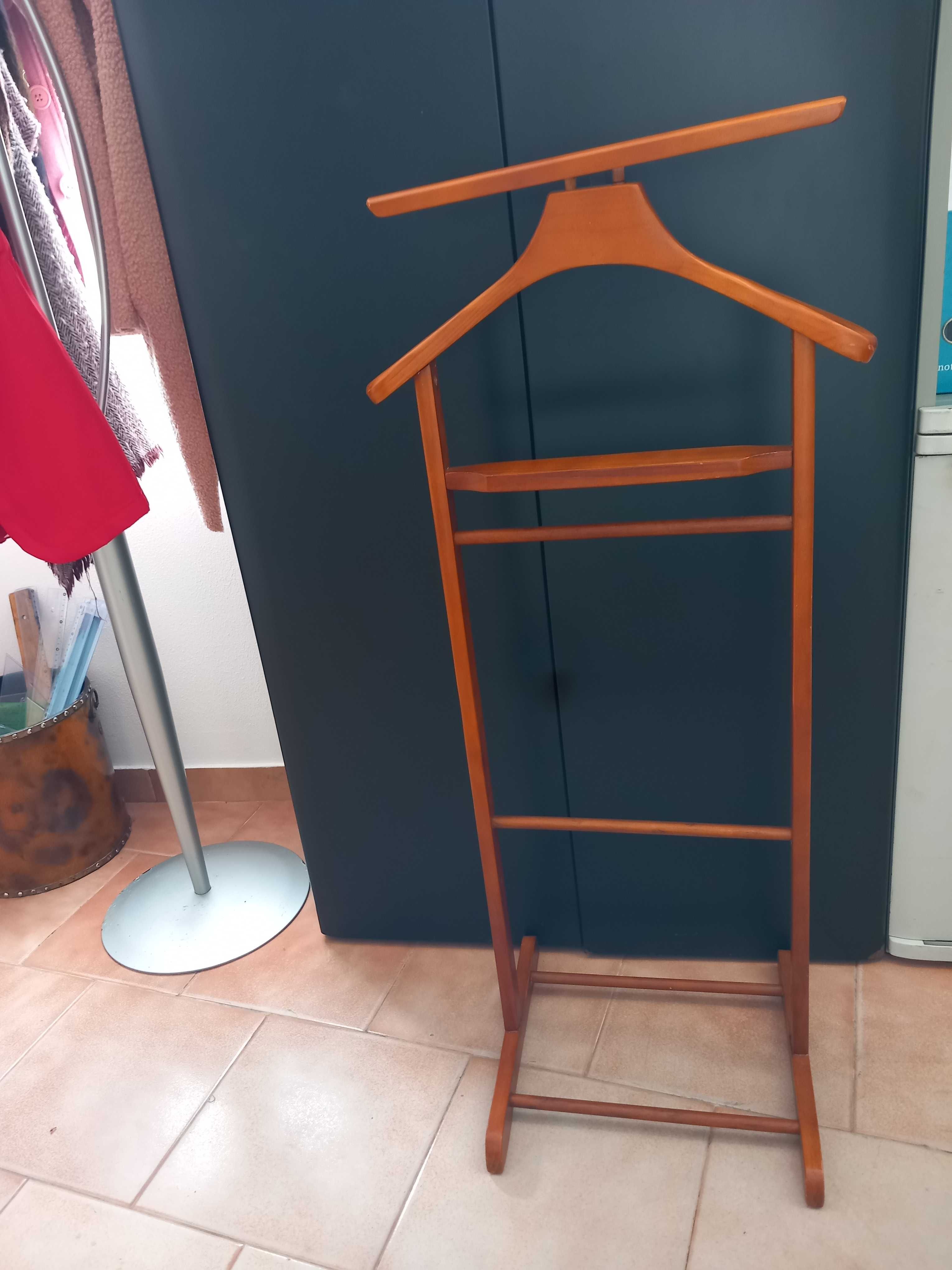 Cabide de pé em madeira