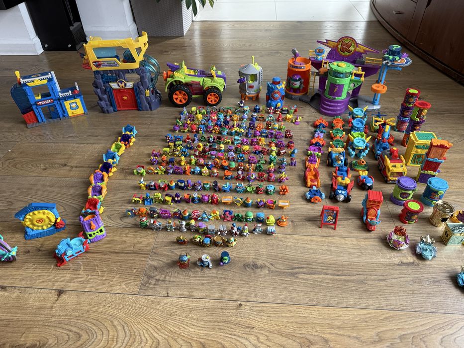 Super Zings. Calosc lub czesci:Figurki 201 , domki, samochody, kolejka