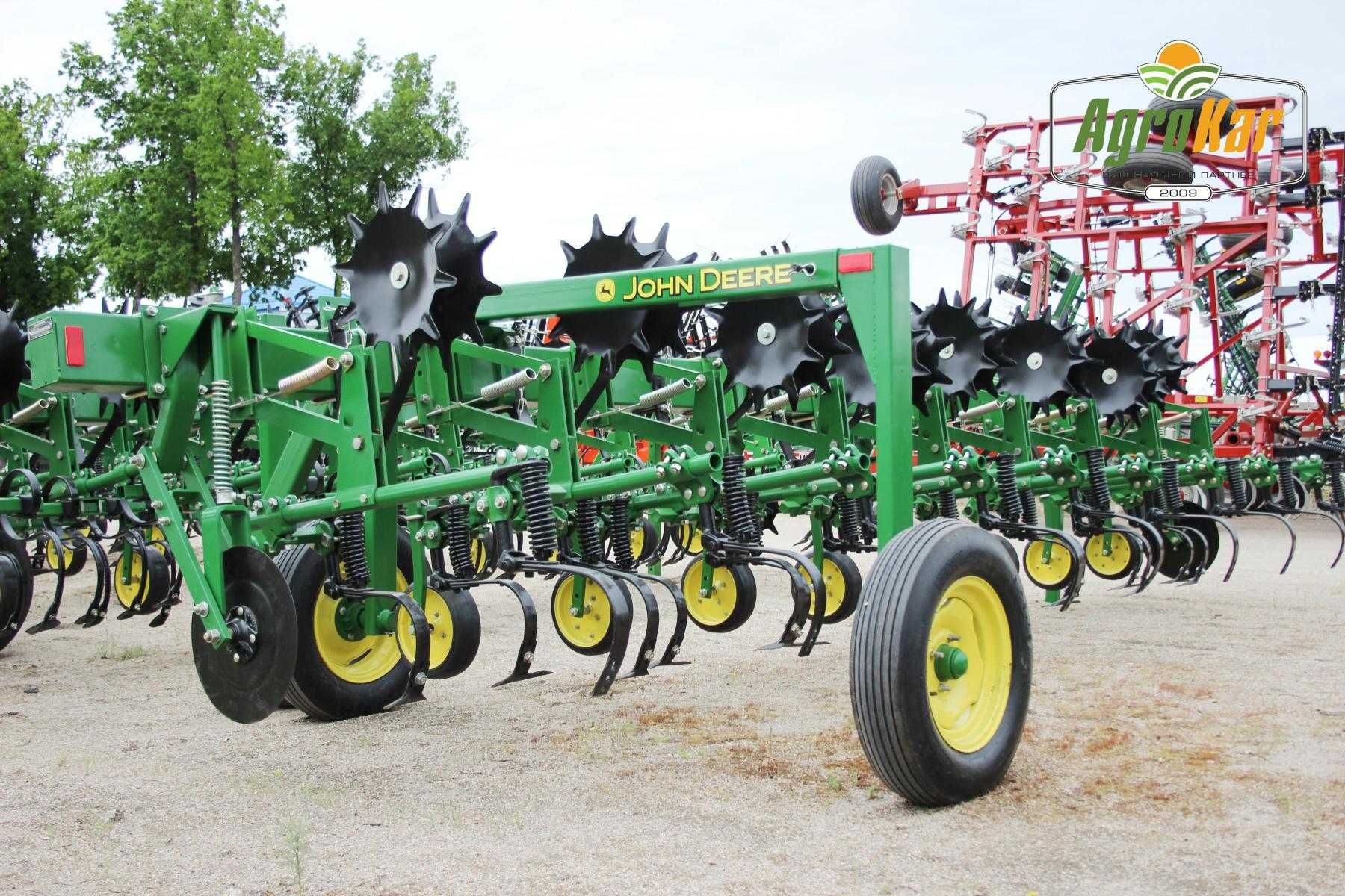 Просапний культиватор John Deere 825 (8 рядів)