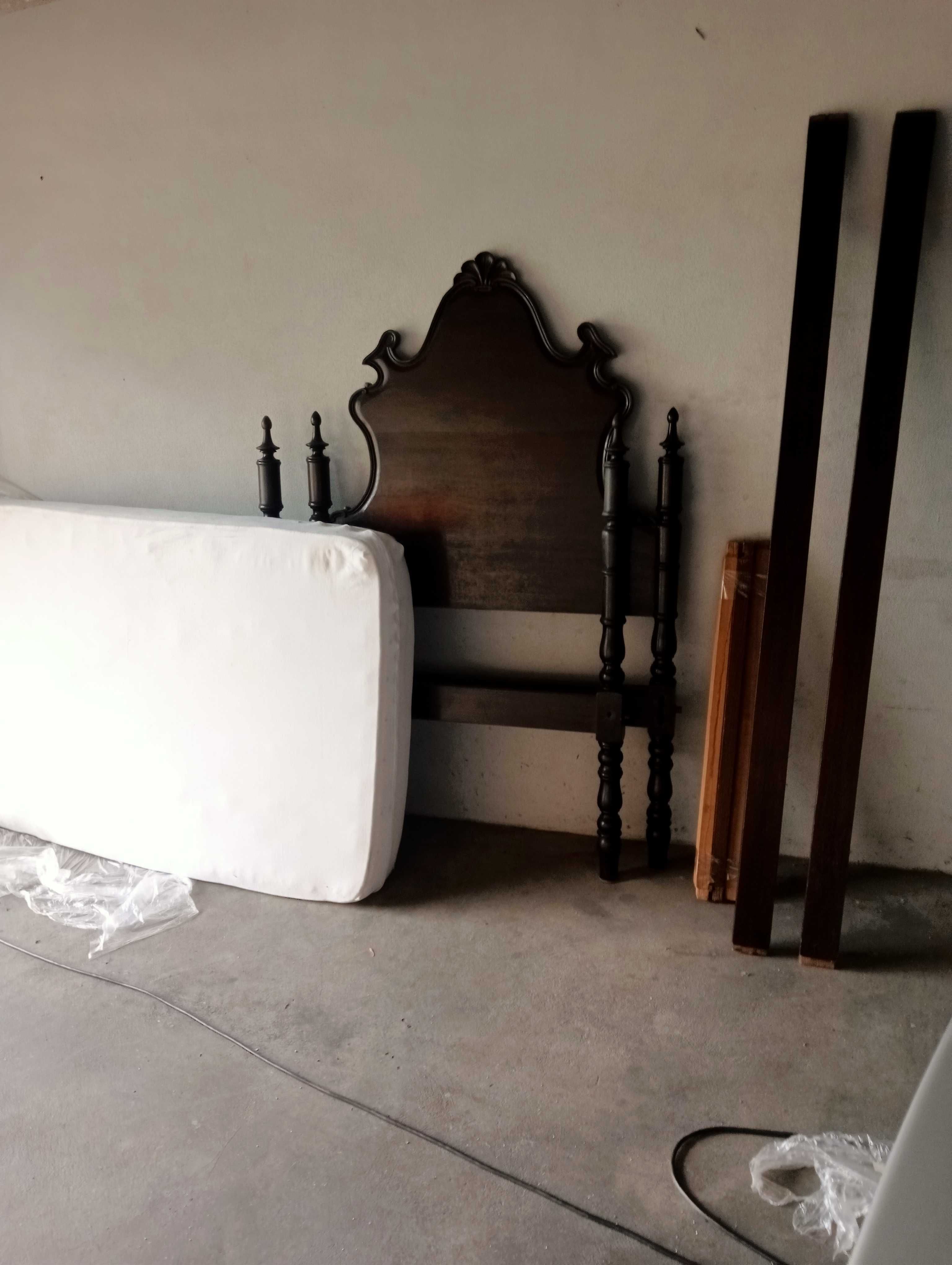 Cama em Mogno de Pessoa com Colchão