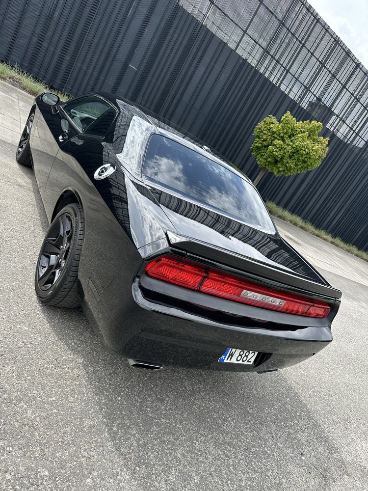 Dodge Challenger Hemi V8 all BLACK